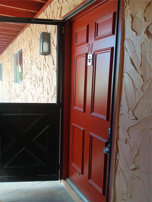 view of exterior entry with stucco siding