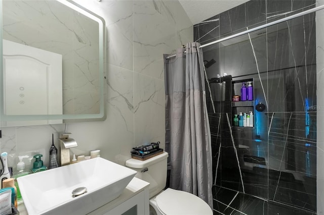 bathroom featuring a shower with shower curtain, vanity, and toilet