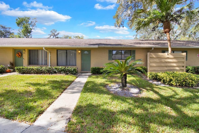 single story home with a front lawn