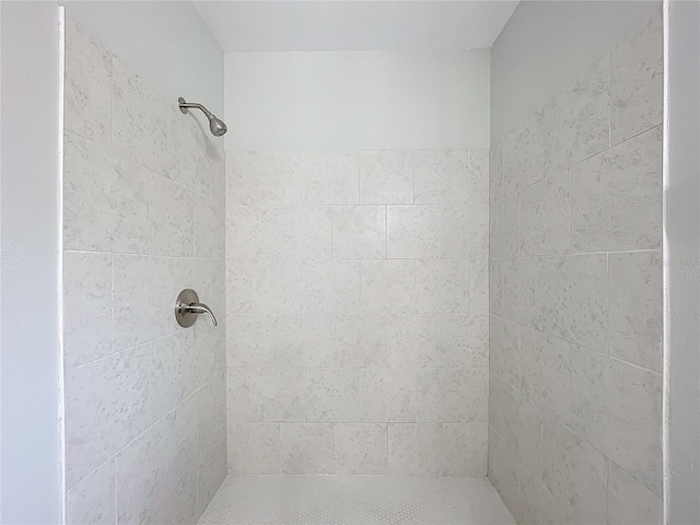 bathroom featuring tiled shower