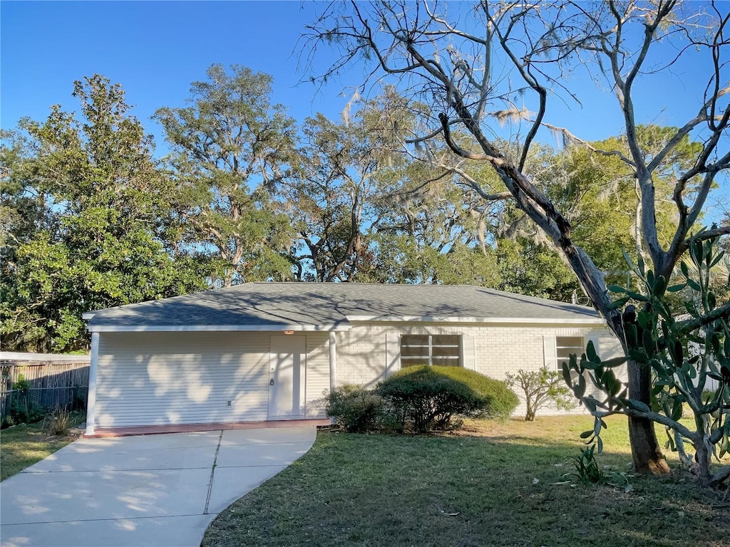 single story home with a front yard