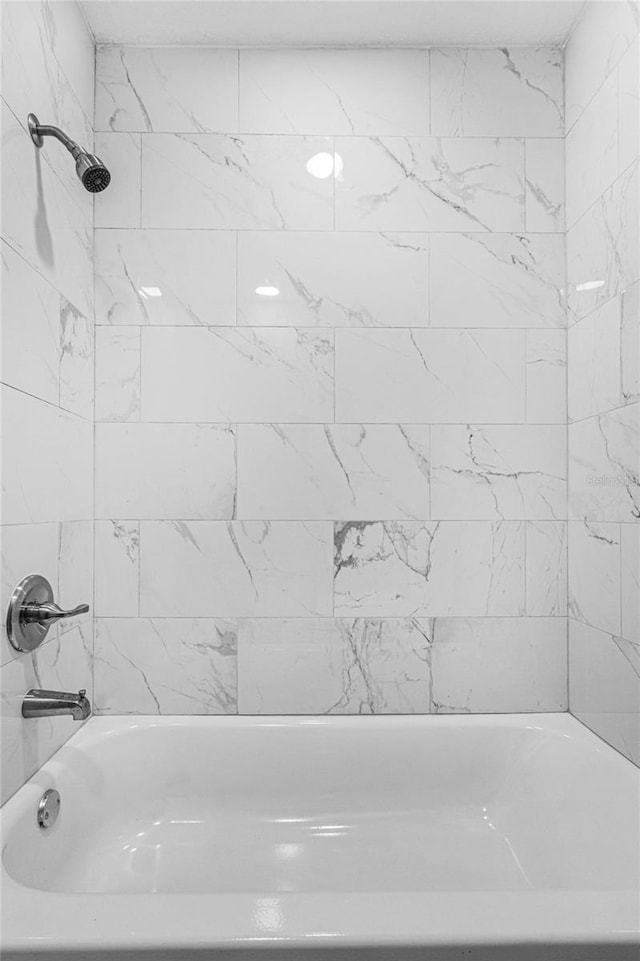 bathroom featuring tiled shower / bath combo