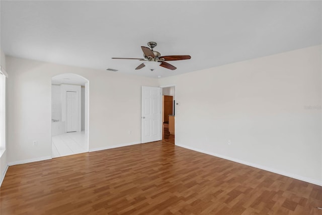 unfurnished room with light wood-type flooring and ceiling fan