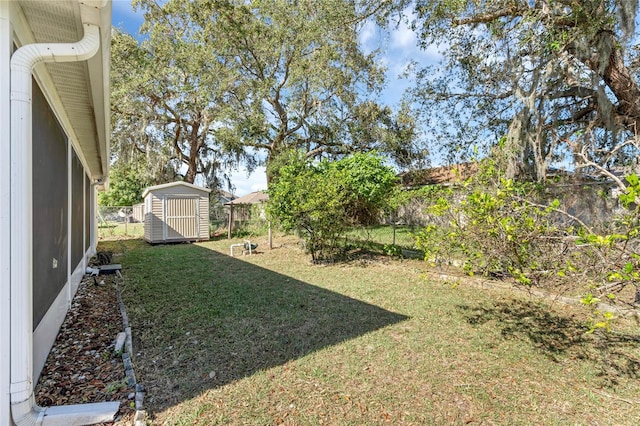 view of yard featuring a shed