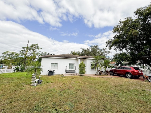 view of front facade with a front yard