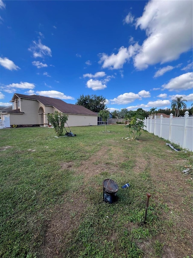 view of yard featuring a fire pit