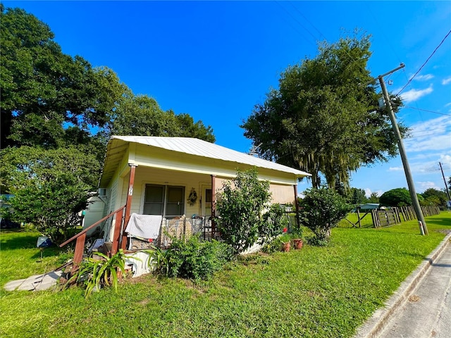 view of front facade featuring a porch and a front lawn