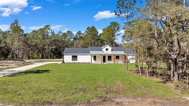 view of front facade featuring a porch and a front lawn