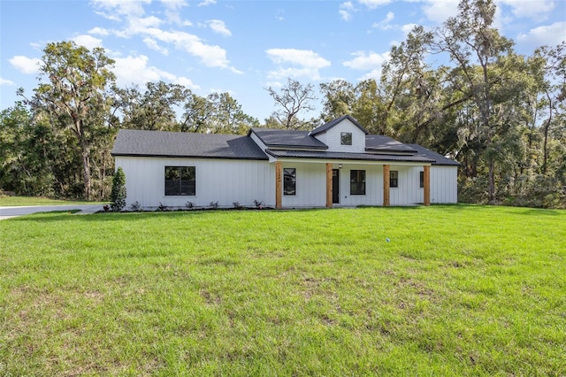 view of front of property featuring a front yard and covered porch