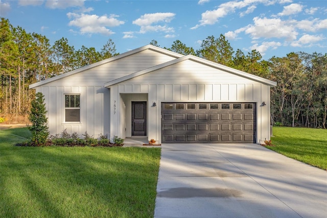 view of front facade featuring a front lawn and a garage