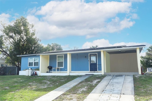 ranch-style home featuring a front lawn and covered porch