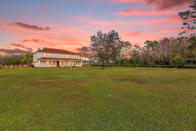 view of yard at dusk