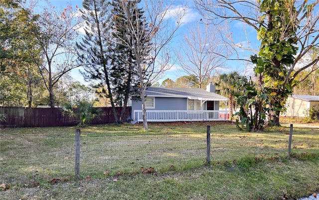 view of front facade featuring a front lawn