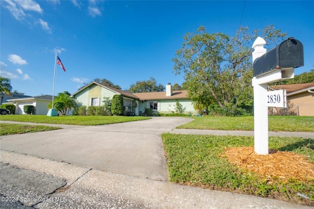 view of front of property featuring a front lawn