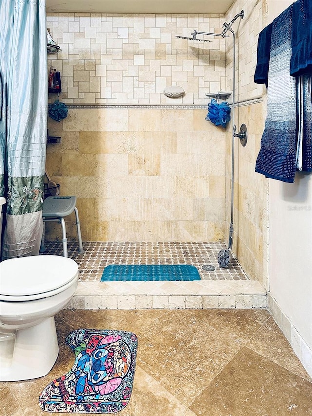 bathroom featuring a shower with shower curtain and toilet