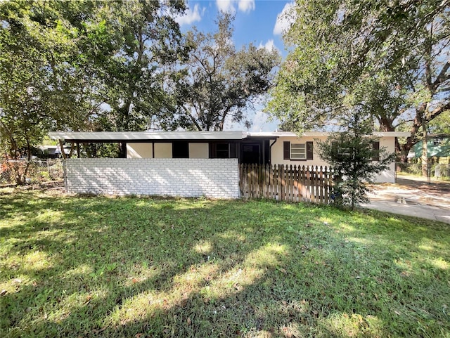 single story home featuring a front lawn