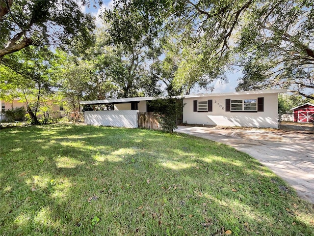 single story home featuring a front yard