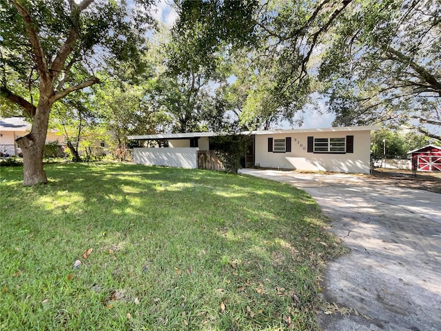 ranch-style home featuring a front lawn