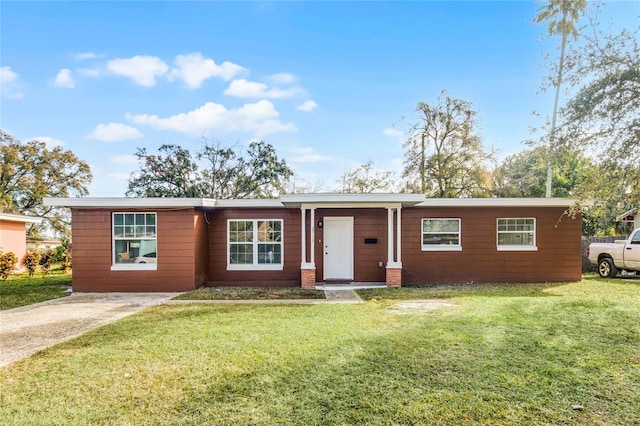 single story home with a front lawn