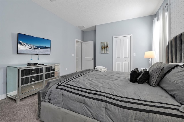 bedroom featuring carpet flooring, a closet, and a textured ceiling