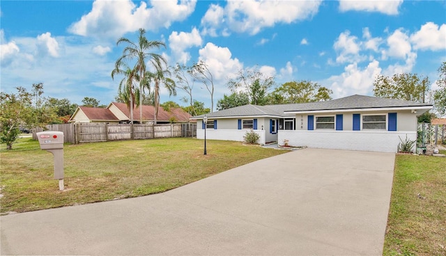 single story home with a front lawn