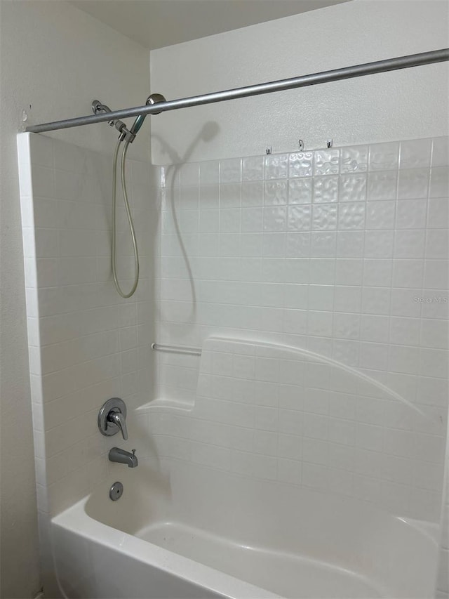 bathroom featuring tiled shower / bath combo