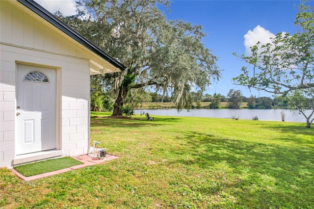 view of yard featuring a water view