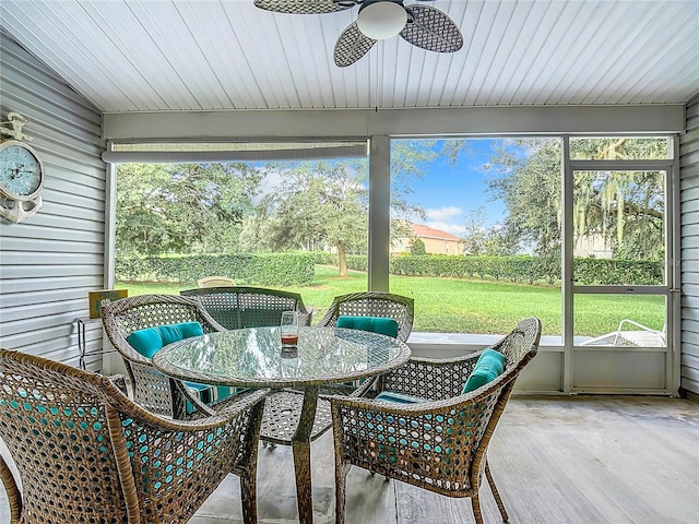 sunroom with vaulted ceiling and ceiling fan