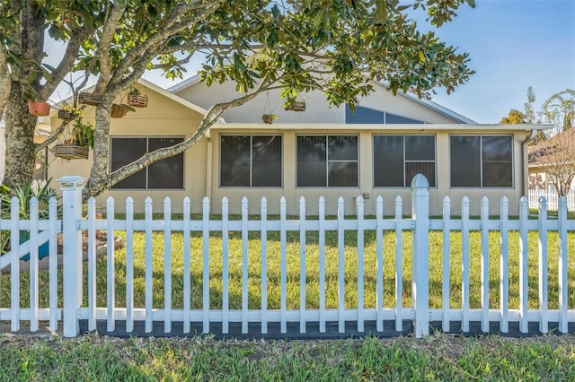 view of front facade with a front yard