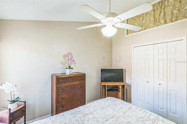 bedroom with ceiling fan, a closet, and vaulted ceiling