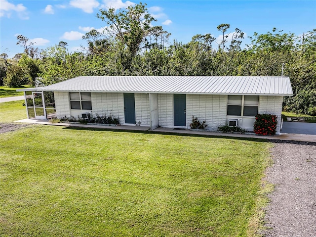 single story home featuring a front yard