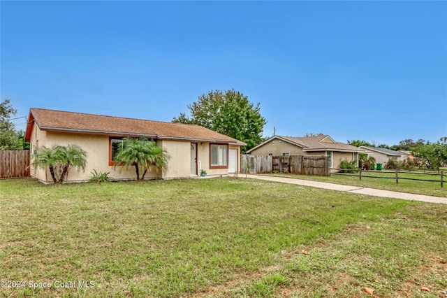 ranch-style house featuring a front yard