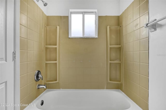 bathroom with tiled shower / bath combo