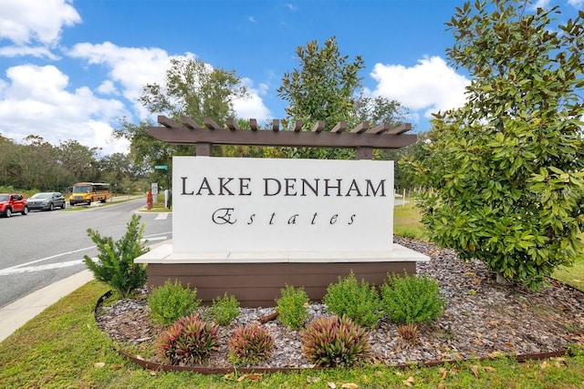 view of community / neighborhood sign