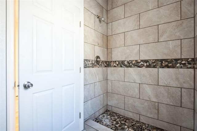 bathroom featuring a tile shower