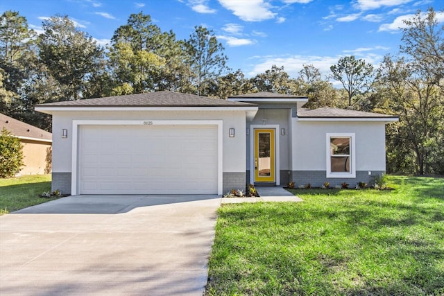 view of front of house featuring a garage and a front yard