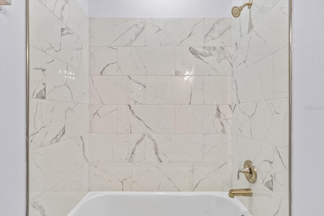 bathroom featuring tiled shower / bath combo