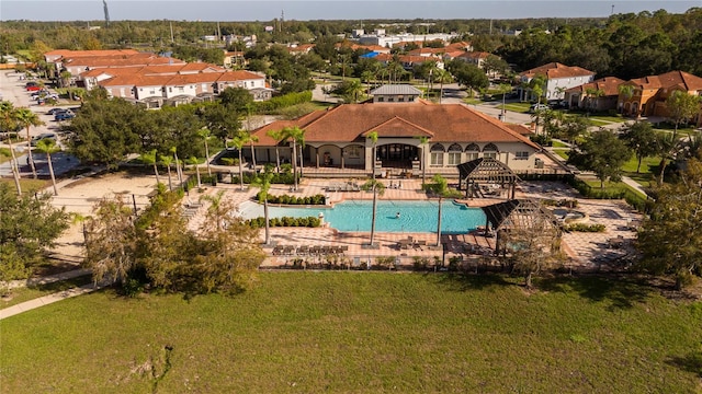 view of swimming pool featuring a yard