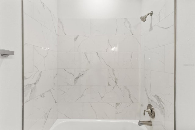 bathroom featuring tiled shower / bath