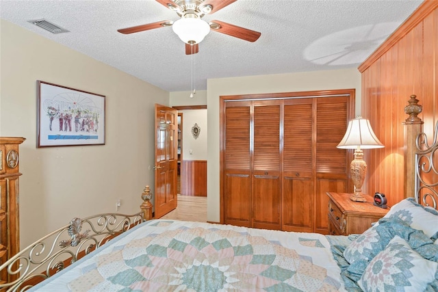 bedroom featuring a textured ceiling, a closet, and ceiling fan