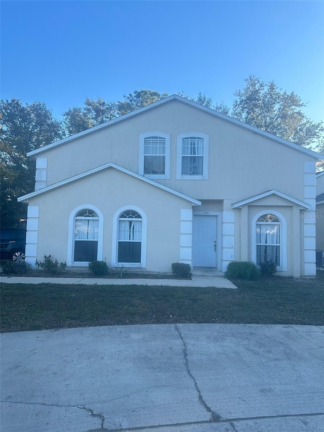 front facade featuring a front yard