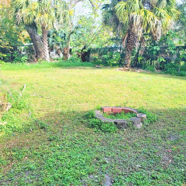 view of yard featuring an outdoor fire pit