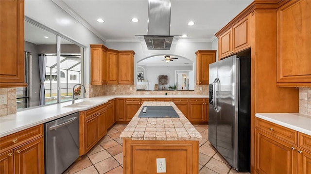 kitchen with ceiling fan, sink, stainless steel appliances, tasteful backsplash, and a kitchen island