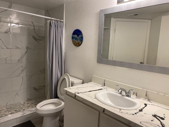 bathroom with a shower with shower curtain, vanity, and toilet