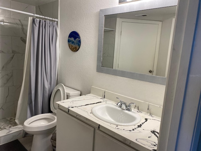 bathroom with a shower with shower curtain, vanity, and toilet