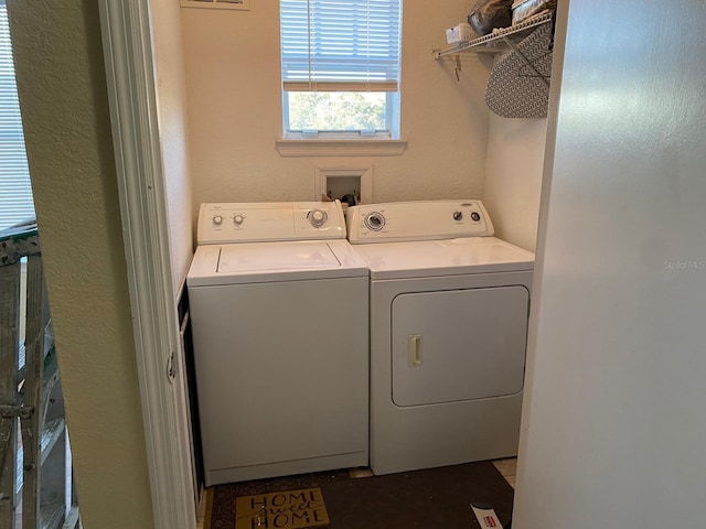 2202 Key W Ct Unit 632, Kissimmee, FL 34741 - laundry room featuring washing machine and clothes dryer and a textured wall