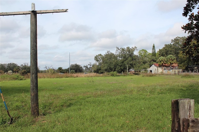 view of yard featuring a rural view