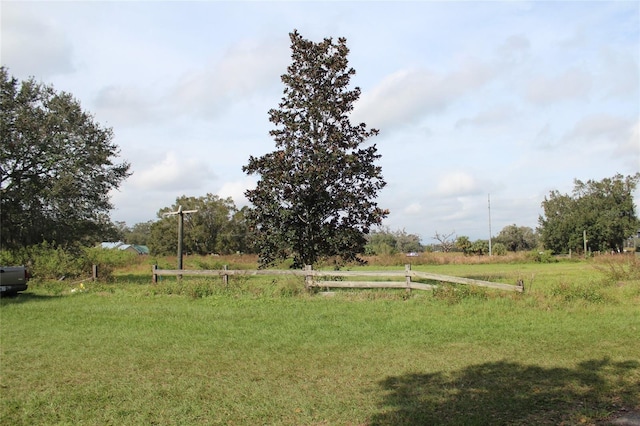 view of yard featuring a rural view