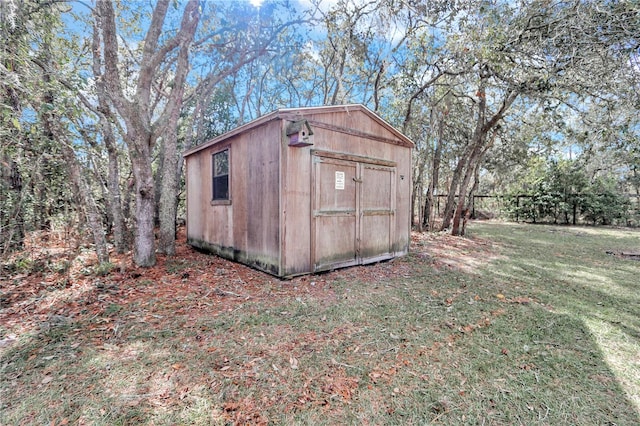 view of outdoor structure featuring a yard