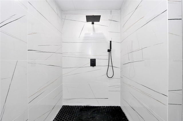 bathroom featuring a tile shower